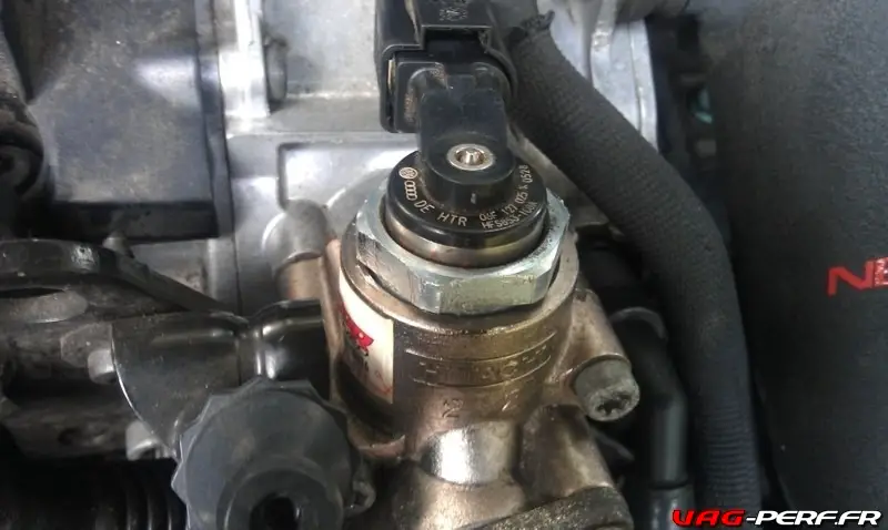 La pompe haute pression sur le moteur 2.0 TSI d'une VW GOLF 6R