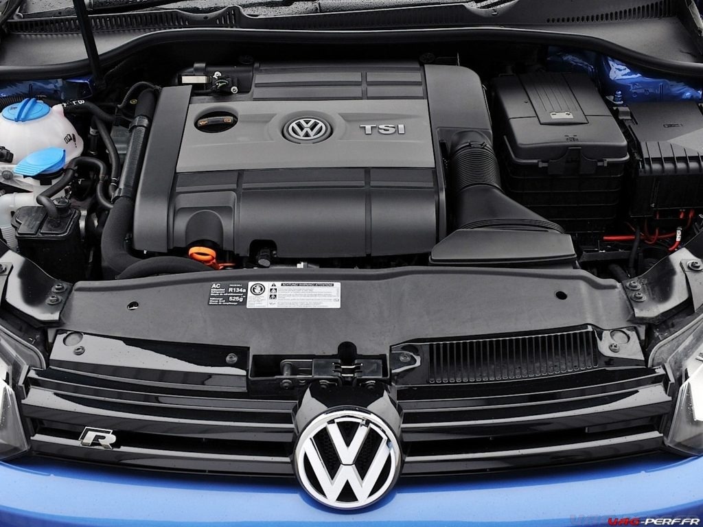 La baie moteur avec le cache moteur de la Volkswagen GOLF 6R