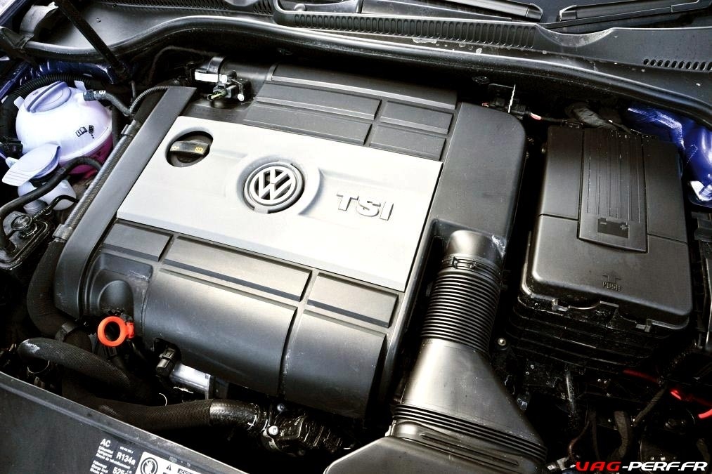 la baie moteur d'une VW GOLF 6R équipée du moteur 2.0 TFSI 