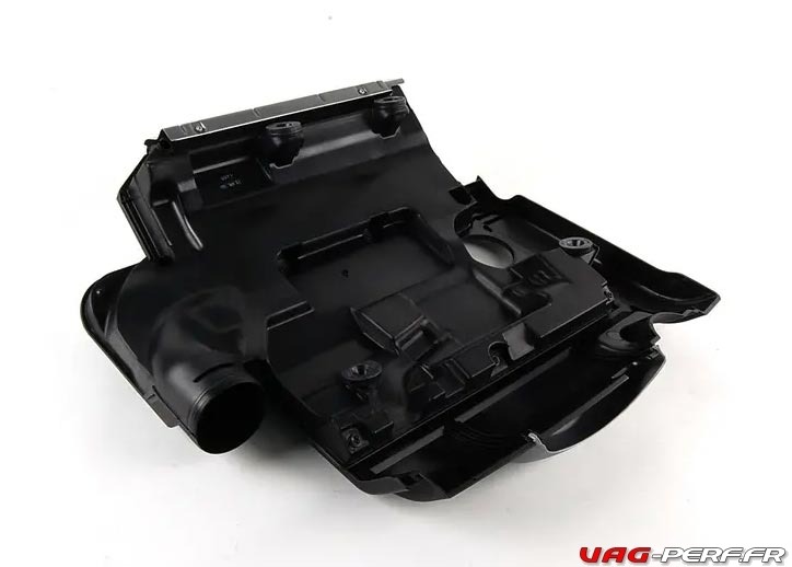 Le Cache moteur de la VW GOLF 5 Gti une fois démonté, sur sa face. 