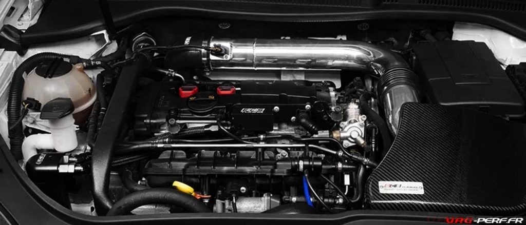 Les bobines R8 Rouges installées sur un moteur 2.0 TFSI de VW GOLF MK5 gti Edition 30