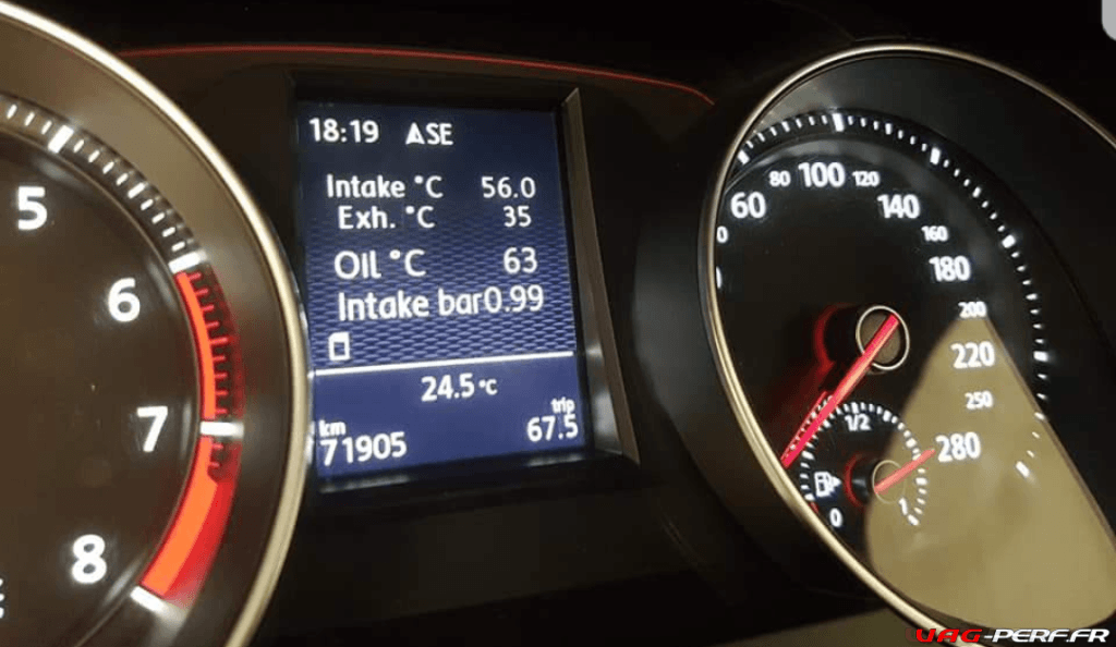 L'écran ODB d'une Volkswagen Golf MK7 Gti Stage 3 équipée d'un POLARFIS PF05 affiche la température d'admission, d'échangeur, d'huile et la pression de turbo !
