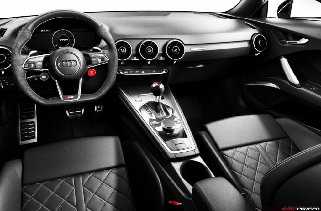 Le Cockpit d'une Audi TT-RS équipée de la boite S-Tronic à double embrayage. Remarquez la qualité des finitions Audi
