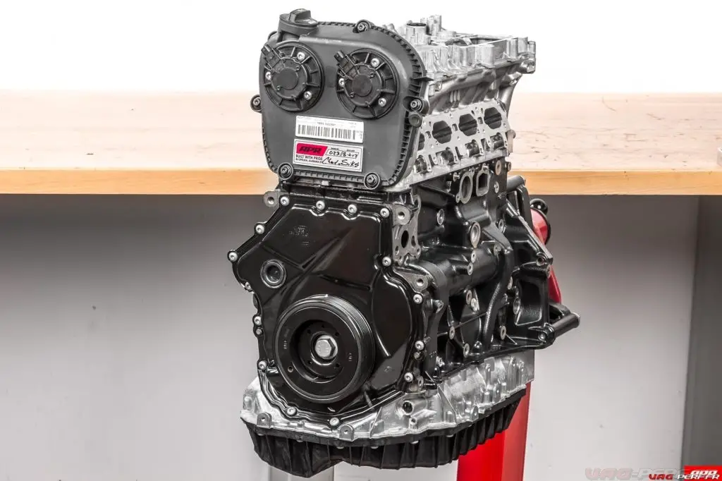 Le Moteur 2.0 TSI GEN3 dépourvu de tous ses périphériques. 