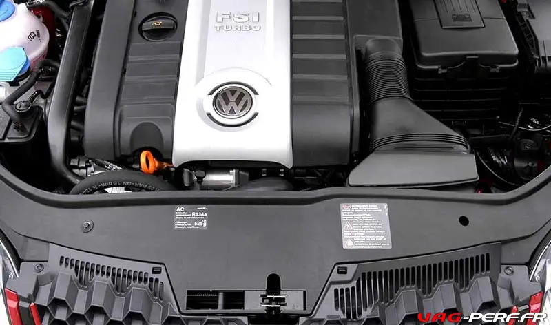La baie moteur d'une VW GOLF 5 Gti équipée du moteur 2.0 TFSI EA113