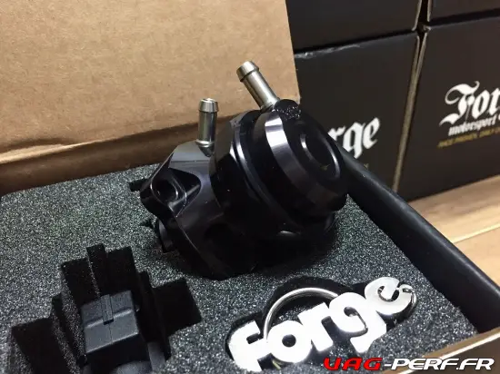 la Dump Valve Forge Motorsport FMDVMK7R dans sa boite, en version noir