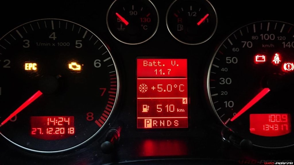 La tension de la batterie est affichée directement sur l'écran de cette Audi S3 8P