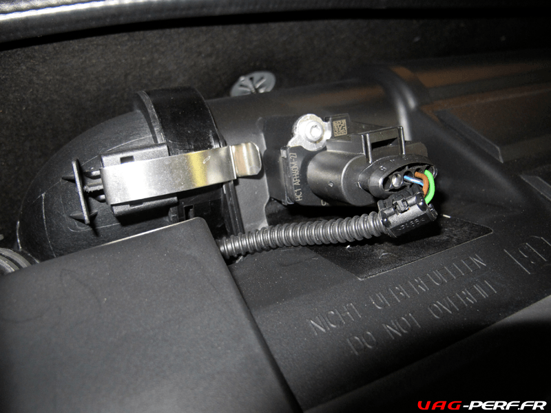 Le débitmètre d'air situé dans le cache moteur avec sa connectique