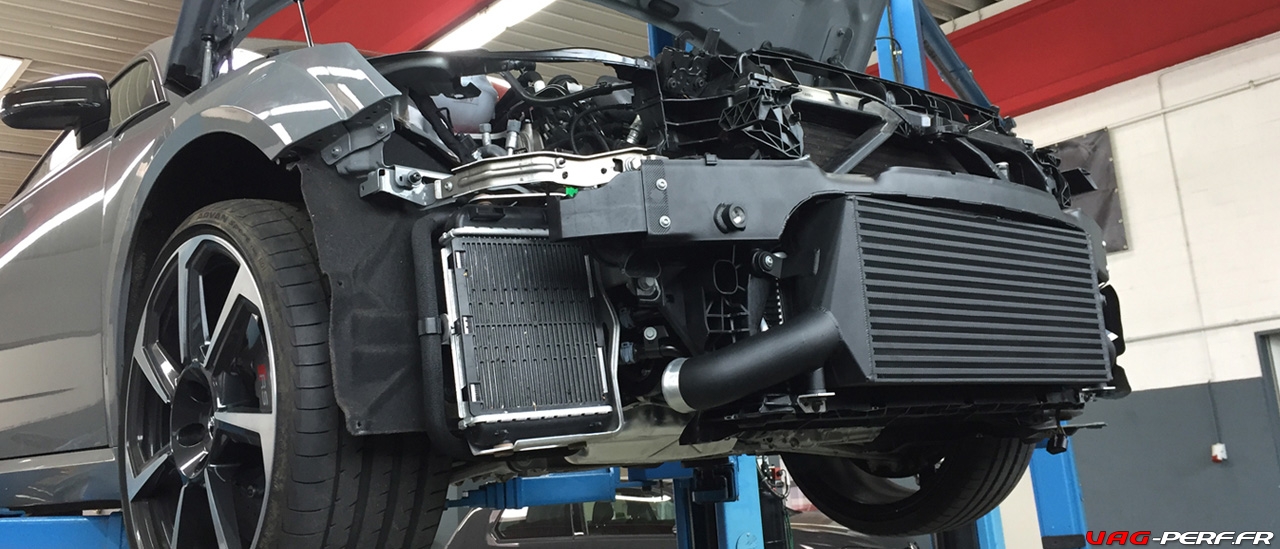 Voici l'intercooler Forge installé en remplacement de celui d'origine sur l'Audi TT RS 8S