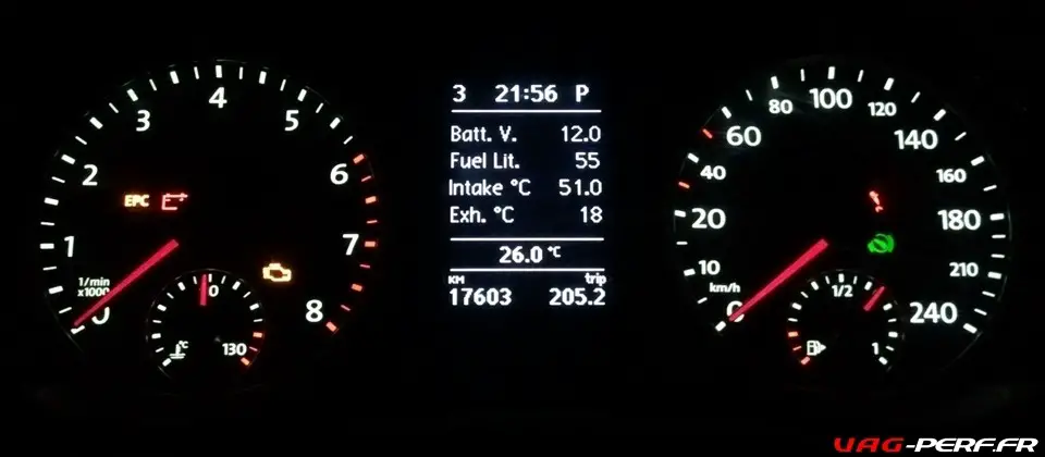 L'écran de l'ordinateur de bord de cette VW GOLF 6 2.0 TSI affiche la tension de la batterie, la quantité de carburant dans le réservoir, la température d'admission ainsi que la température extérieure